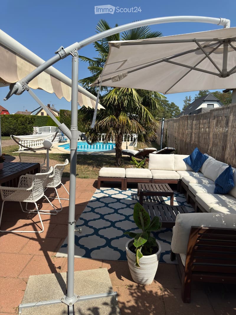 Terrassenansicht auf Pool und Haupttor mit zwei bis drei Autoparkplätzen hintereinander