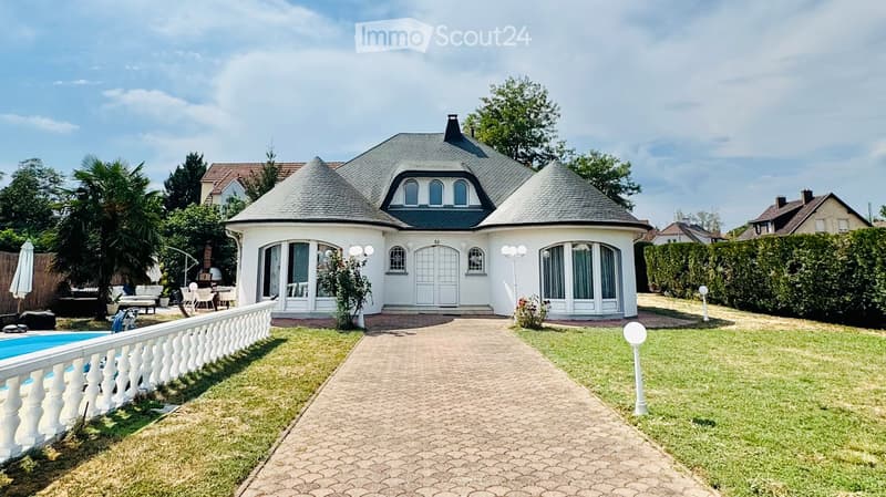 Haupteingang mit Pool links und links hinten Terrasse mit Steinofen