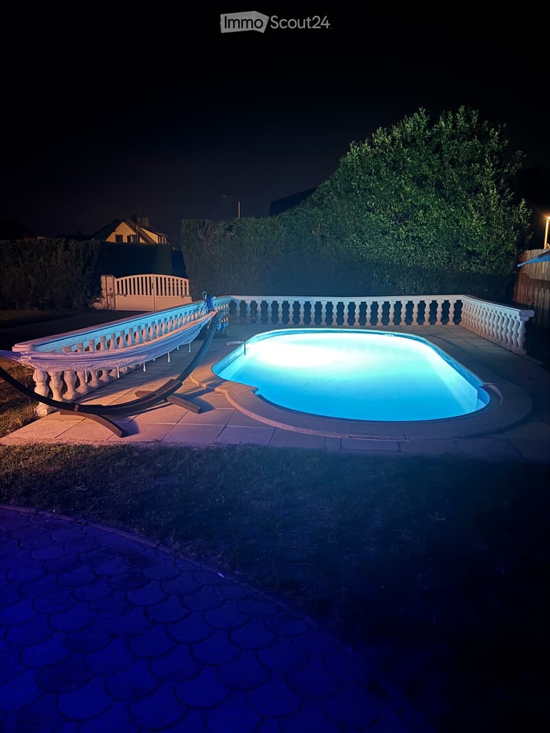 Poolbeleuchtung bei Nacht - Sicht von Terrasse
