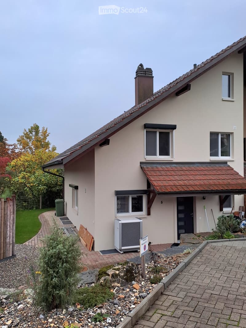 Renoviertes Doppeleinfamilienhaus an attraktiver Lage (1)