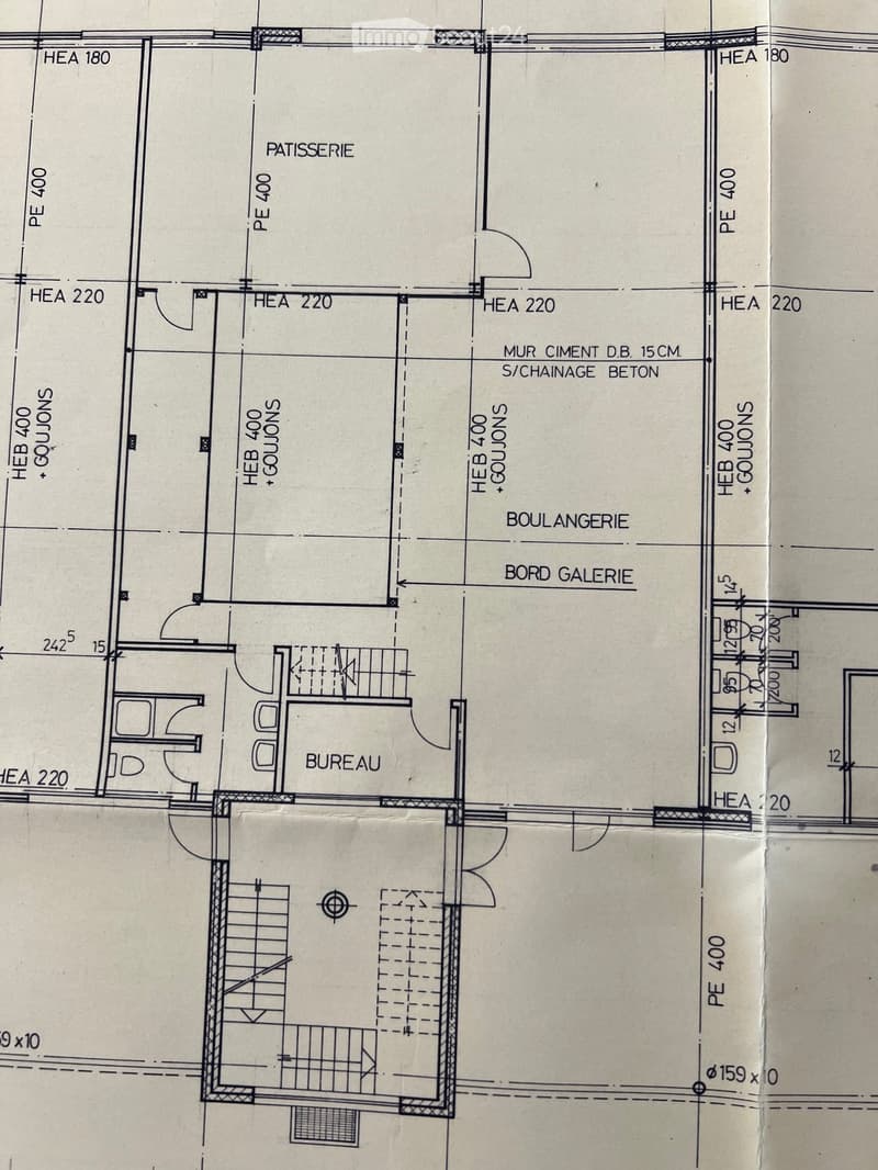 Floor plan showing a patisserie, boulangerie, bureau, and a gallery area with labeled dimensions and wall types.