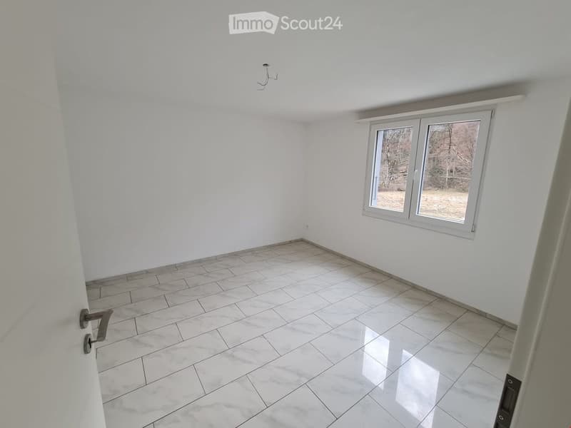 empty room, white walls, white tiled floor, window with view to outside