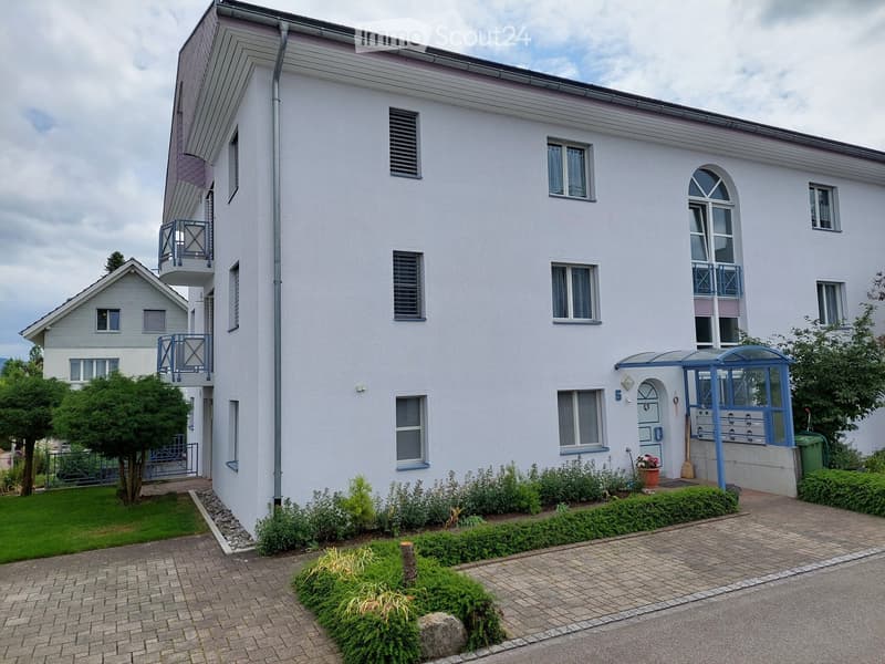 Eingang und Gastparkplätze