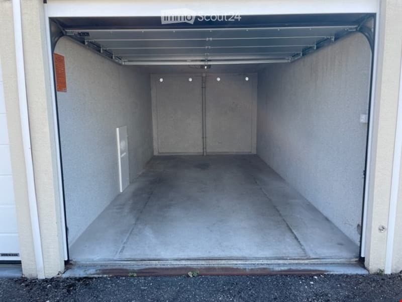 {"visible_features": ["Garage"], "type": "Garage", "objects": [], "description": "Empty garage with concrete floor, two large doors, and overhead lighting.", "localized_descriptions": {"EN": "Empty garage with concrete floor, two large doors, and overhead