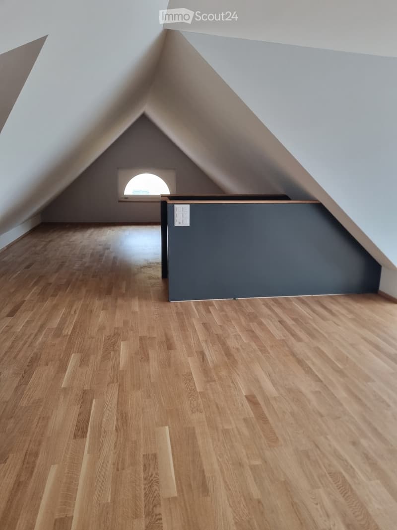 empty room, wooden floor, grey wall, windows