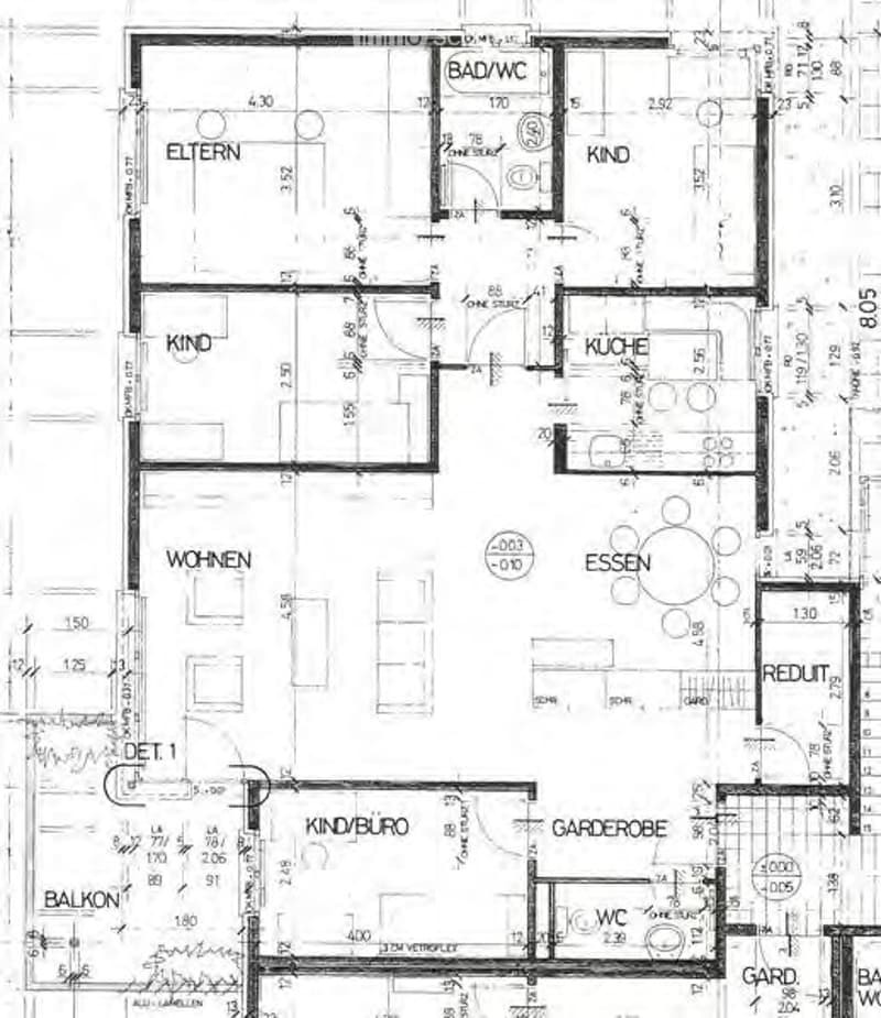 Floor plan of a multi-room apartment with labeled rooms including living area (WOHNEN), dining area (ESSEN), kitchen (KÜCHE), bedrooms (KIND), bathroom (BAD/WC), and balcony (BALKON).