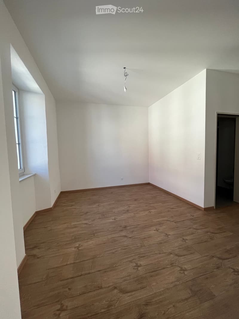empty room, wooden floor, white walls, white ceiling, window