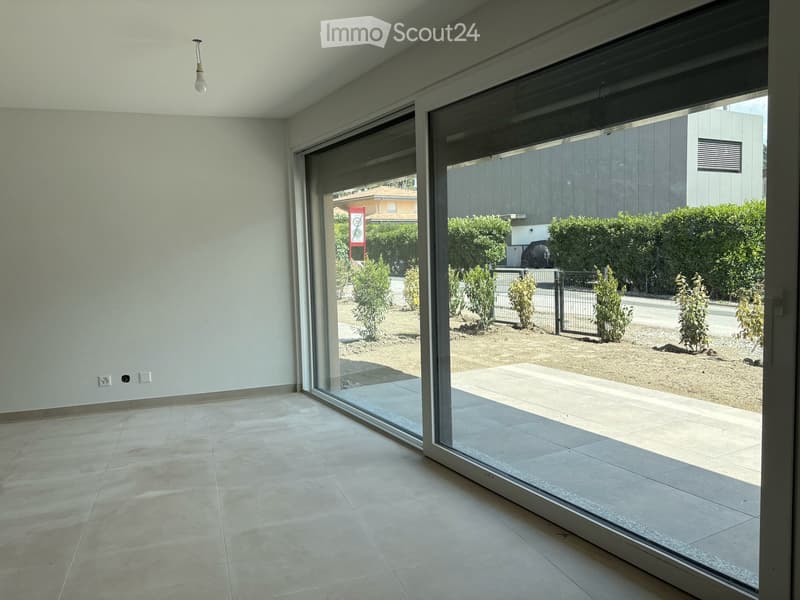 Espace de vie lumineux avec accès terrasse et jardin.