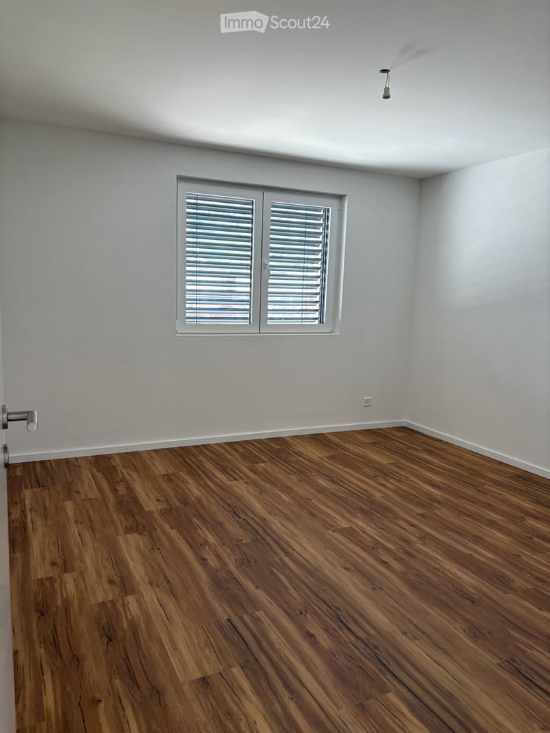 Seconde chambre avec son parquet en bois.