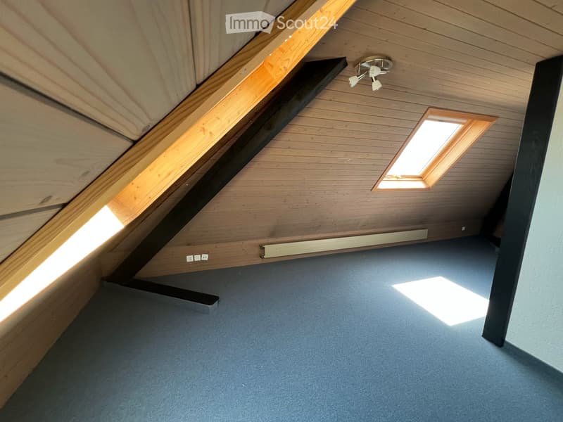 Charmante 4-Zimmer-Dachgeschosswohnung in Wettingen (2)