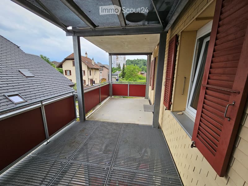Grosser Balkon gedeckt