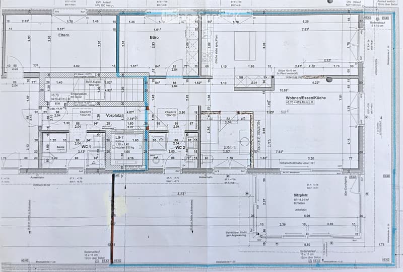 Floor plan of a residential building showing multiple rooms including Eltern (parents), Büro (office), Wohnen/Essen/Küche (living/dining/kitchen), Vorplatz (entrance area), WC (bathrooms), Sauna, Kabine (cabinet), and Sitzplatz (seating area). Dimensions,