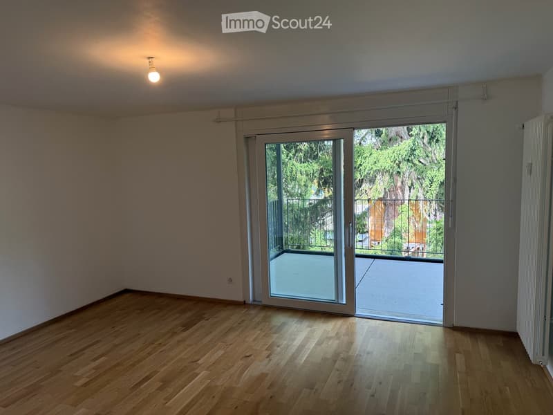 Wohnzimmer mit Zugang zu grossem Balkon