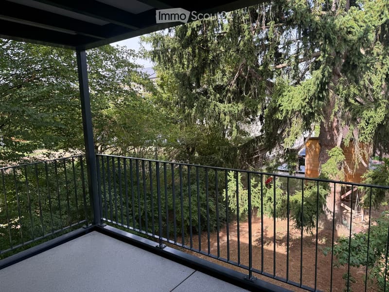Grosser gedeckter Balkon auf ruhigen Garten