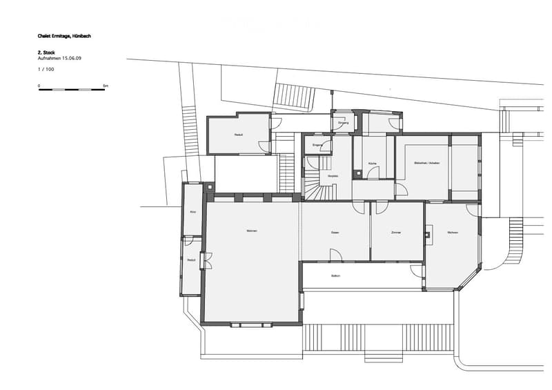Floor plan of a two-story chalet with multiple rooms including living room, dining room, bedrooms, kitchen, and a balcony.