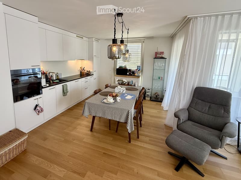 {"type": "Furnished Room", "objects": ["cabinetry", "oven", "sink", "faucet", "table", "chair", "cup", "dish", "oven mitt", "curtain", "chair", "cup", "dish", "oven mitt", "curtain", "cup", "dish", "oven mitt", "curtain", "cup", "dish", "oven mitt", "curt