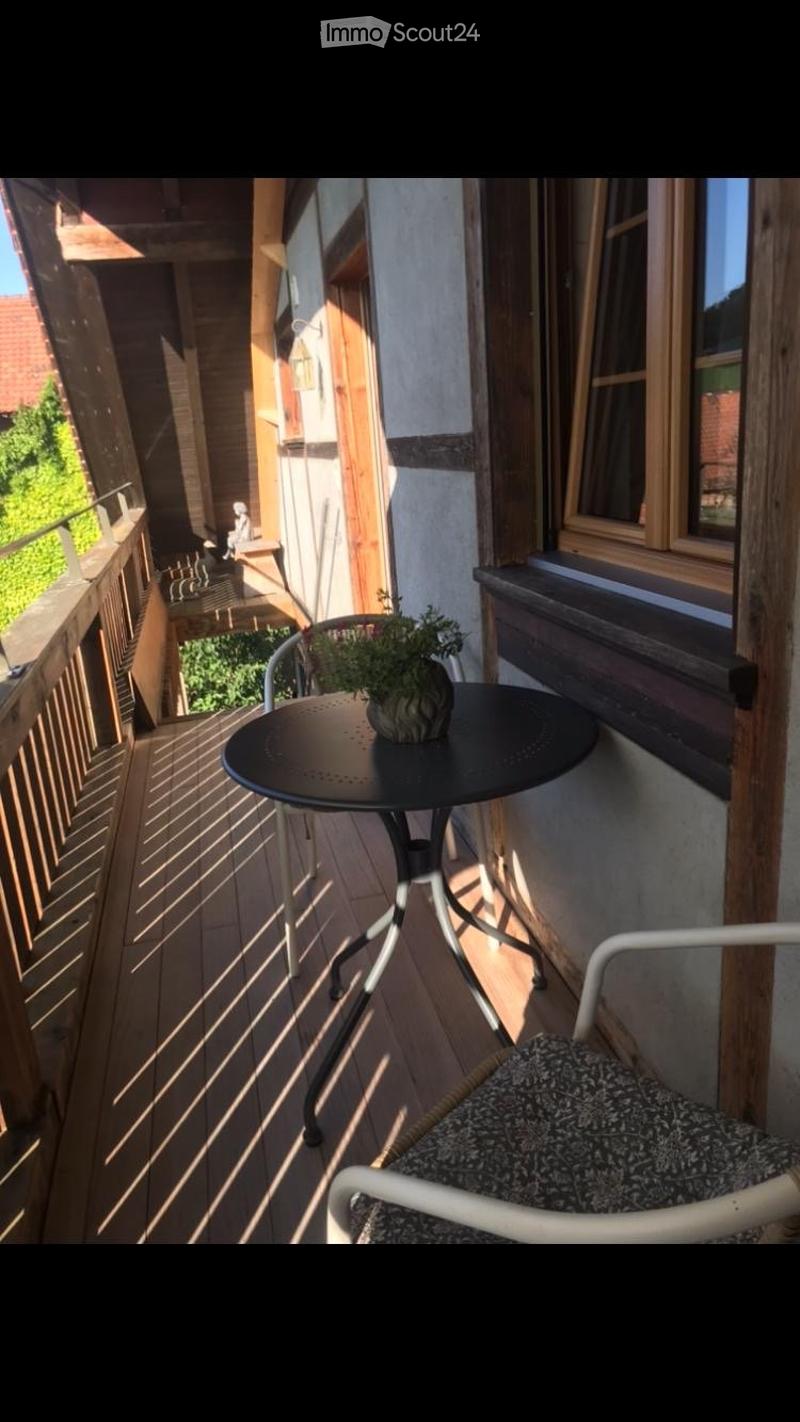 Charmante 2.5-Zimmer-Maisonette-Wohnung mit Balkon in Tschugg (3)