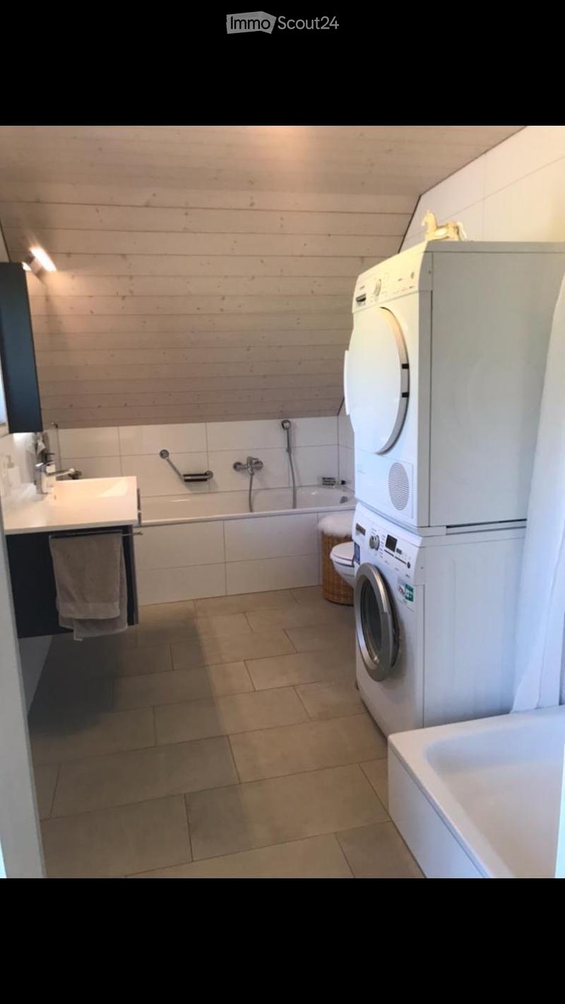 Charmante 2.5-Zimmer-Maisonette-Wohnung mit Balkon in Tschugg (4)