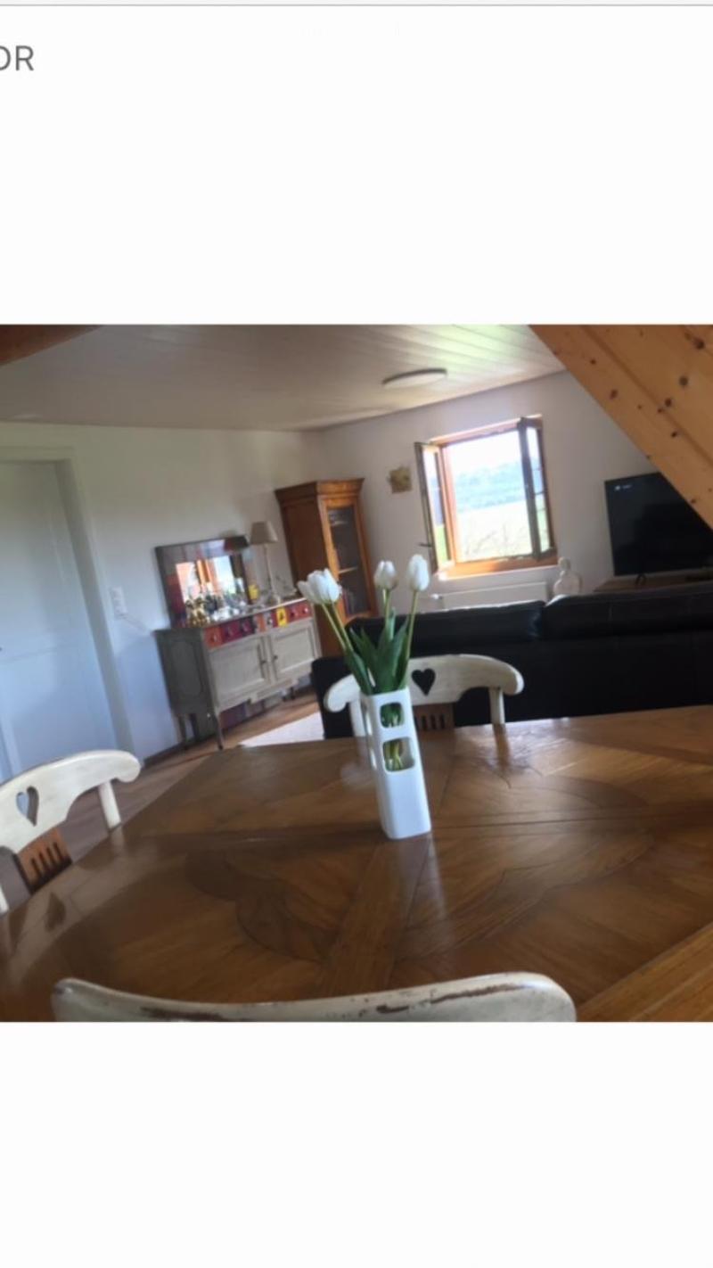 Charmante 2.5-Zimmer-Maisonette-Wohnung mit Balkon in Tschugg (2)