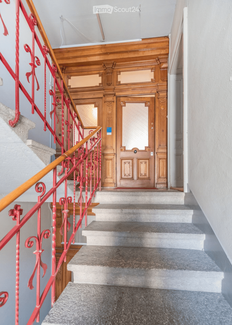 Treppenhaus zum 2. OG. Lift in Zwischenstock vorhanden.