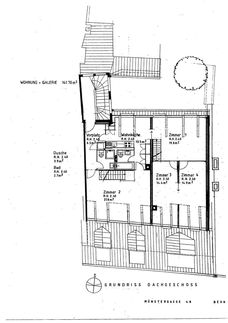 Floor plan of a roof floor showing a living area, kitchen, four bedrooms, bathroom, shower, and entrance area.