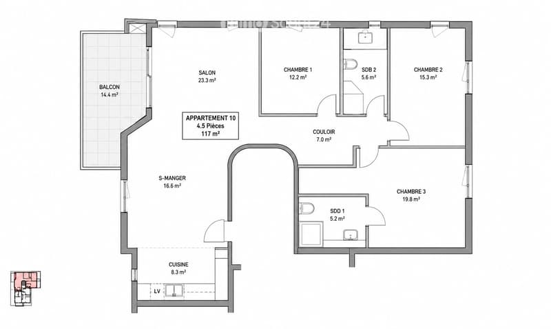 Floor plan of a 117 m² apartment with 4.5 rooms, including a living room, kitchen, three bedrooms, two bathrooms, and a balcony.