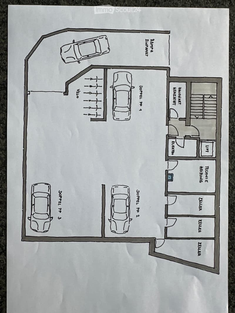 Floor plan showing a parking area with multiple car spaces, a house entrance, and labeled rooms including Hausflur, Technik, Heizung, Keller, and Elektro.