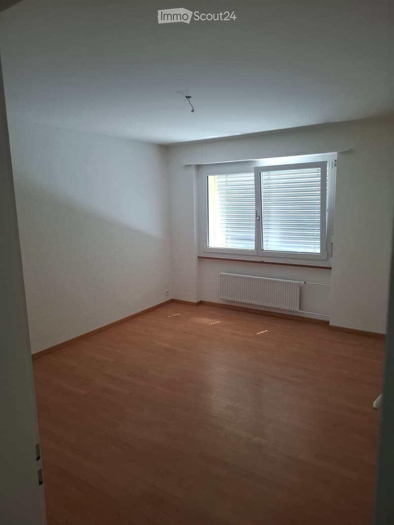 Helle 4.5-Zimmer-Wohnung mit Balkon und Garage in Langendorf (7)