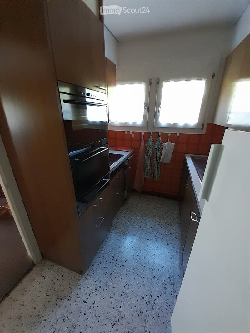 kitchen with oven, refrigerator, sink, cabinets, windows