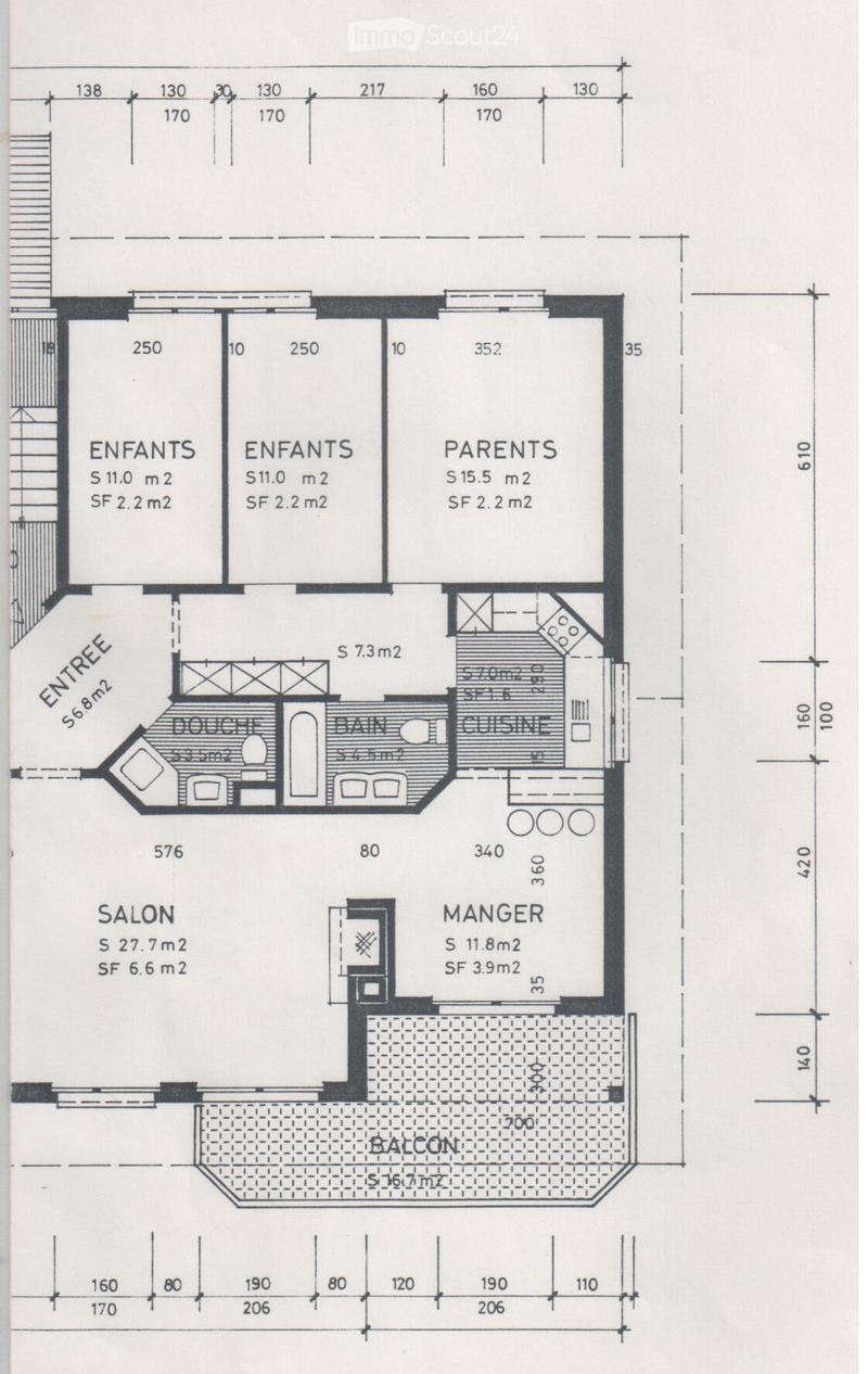 Floor plan showing a layout with labeled rooms: entrance, bathroom, kitchen, living room, dining room, two children's rooms, parents' room, and a balcony.