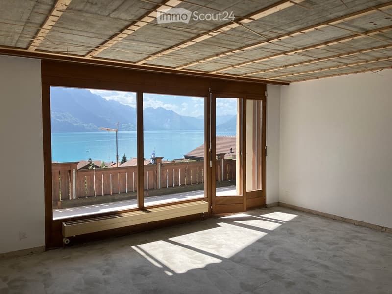 Teil des Wohnzimmers mit Zugang zum Balkon - freie Seesicht