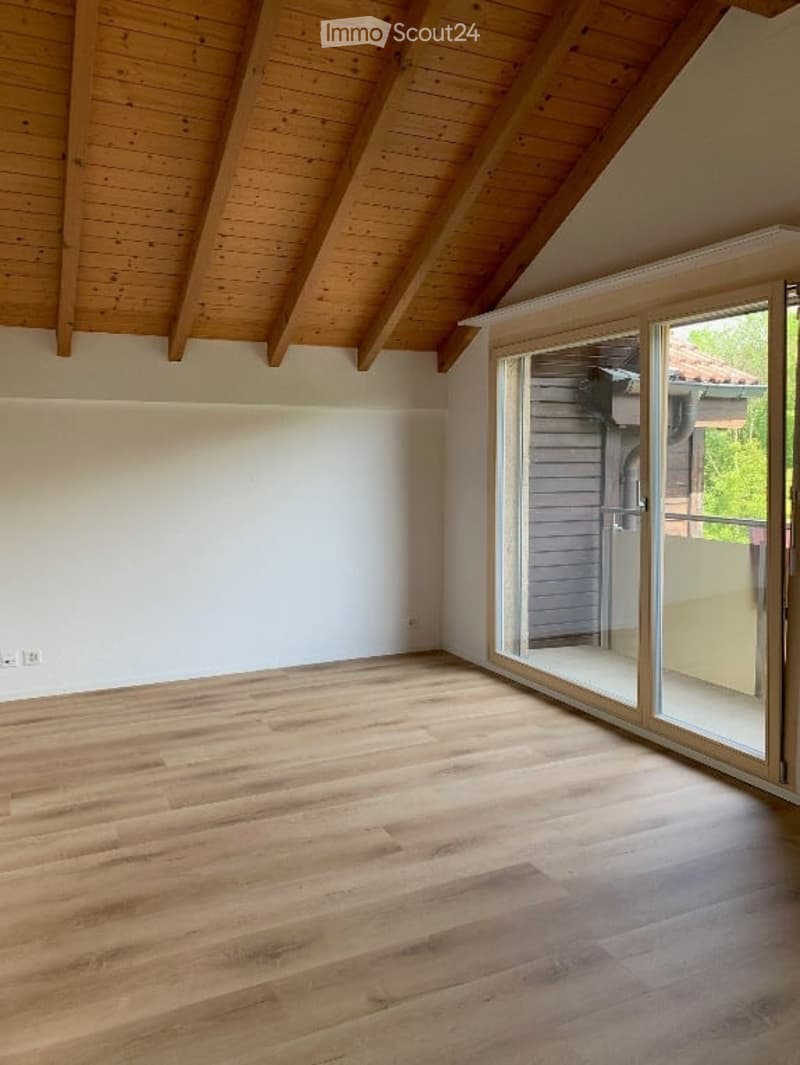 empty room, wooden floor, white walls, wooden ceiling, sliding glass door, balcony