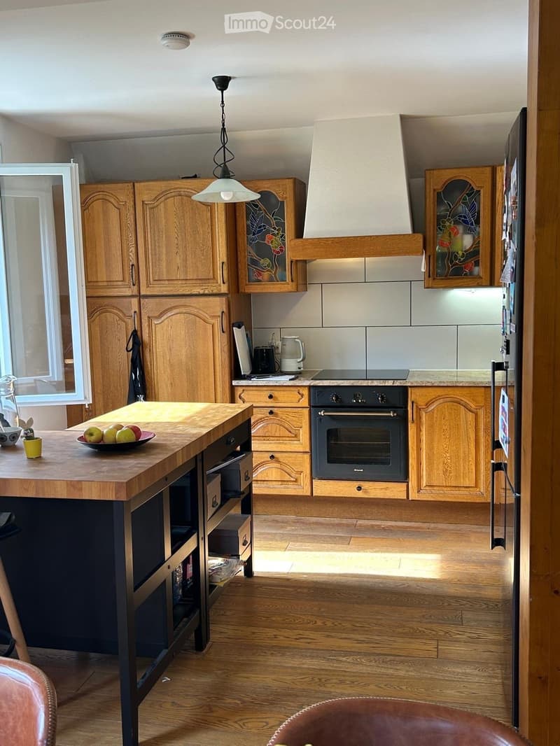 {"type": "Kitchen", "objects": ["cabinet", "oven", "refrigerator", "kitchen island", "bowl", "potted plant", "oven", "kitchen island", "refrigerator", "oven", "oven", "oven", "oven", "oven", "oven", "oven", "oven", "oven", "oven", "oven", "oven", "oven",