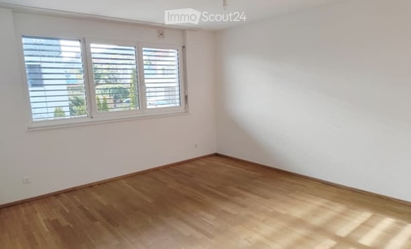 empty room, wooden floor, white walls, large window with blinds
