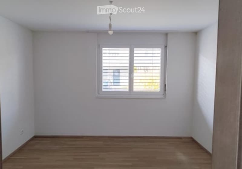empty room, white walls, wooden floor, window with blinds