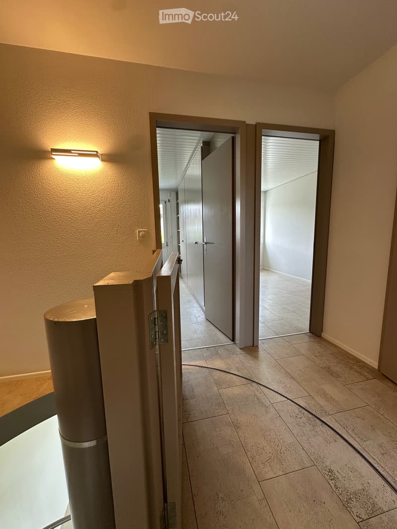 OG links mit zwei Zimmer getrennt durch Einbauschränke