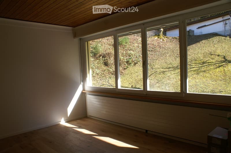 {"visible_features": ["View"],"type": "Room","description": "Room with hardwood floor, large windows, white wall, heater below the window, open view to the outdoors","localized_descriptions":    {    "EN": "Room with hardwood floor, large windows, wh