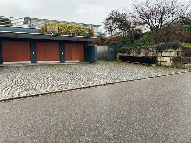 Drei Garagen, Vorplatz sowie Hauseingang