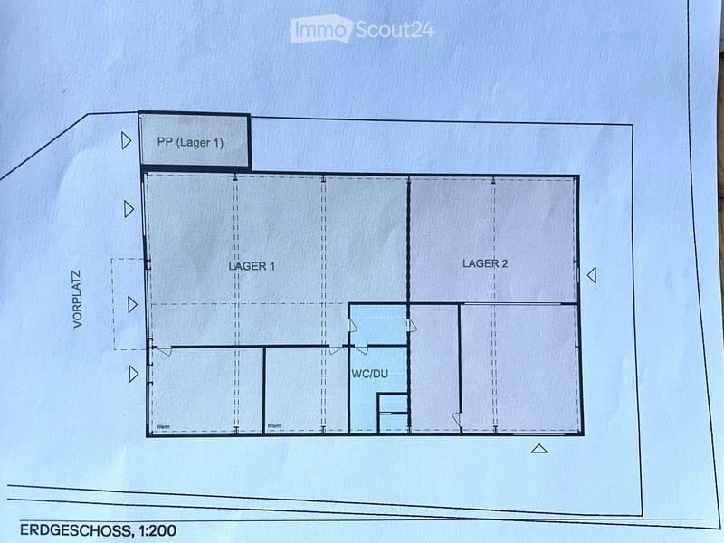 Ground floor layout showing two storage areas (LAGER 1 and LAGER 2), a WC/DU (toilet/shower), and a warm area. Includes a PP (Lager 1) section and a Vorplatz (entrance area).