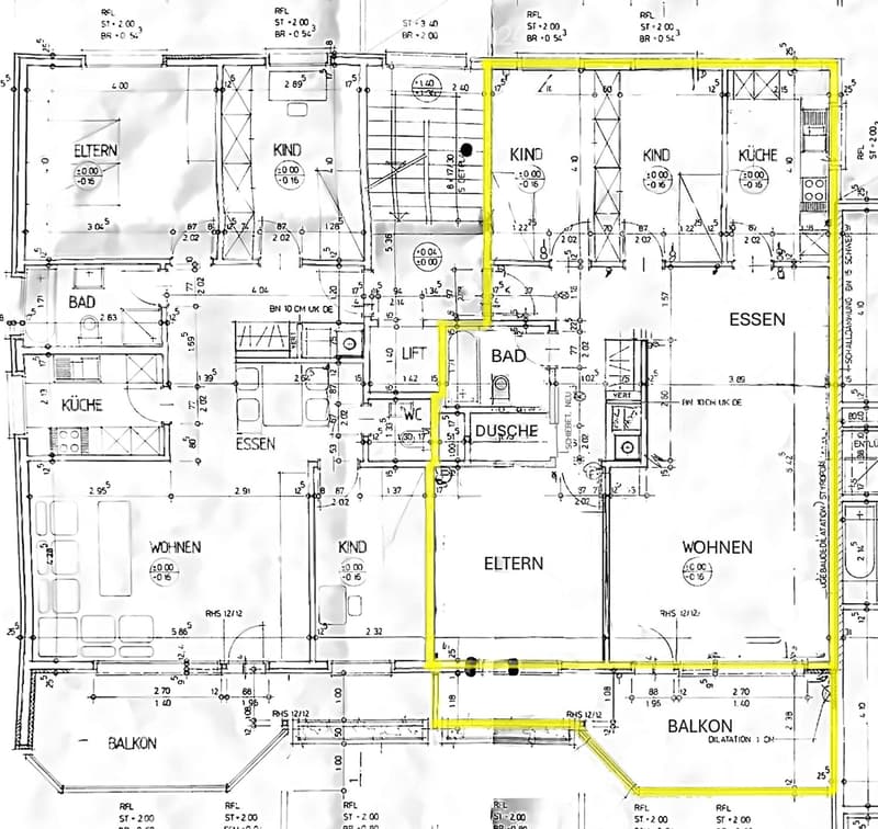 Floor plan of a multi-room apartment with labeled rooms including Eltern, Kind, Küche, Essen, Bad, Wohnen, and Balkon.