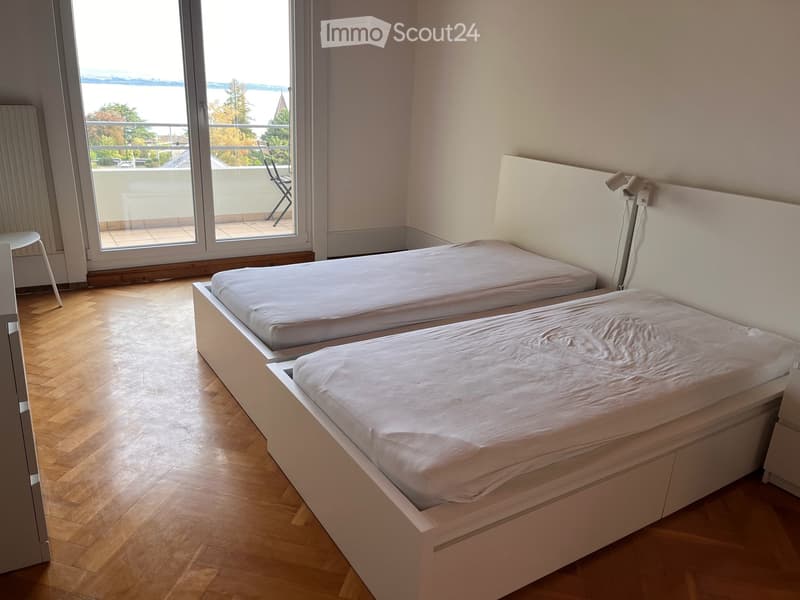 Chambre avec accès au balcon et vue