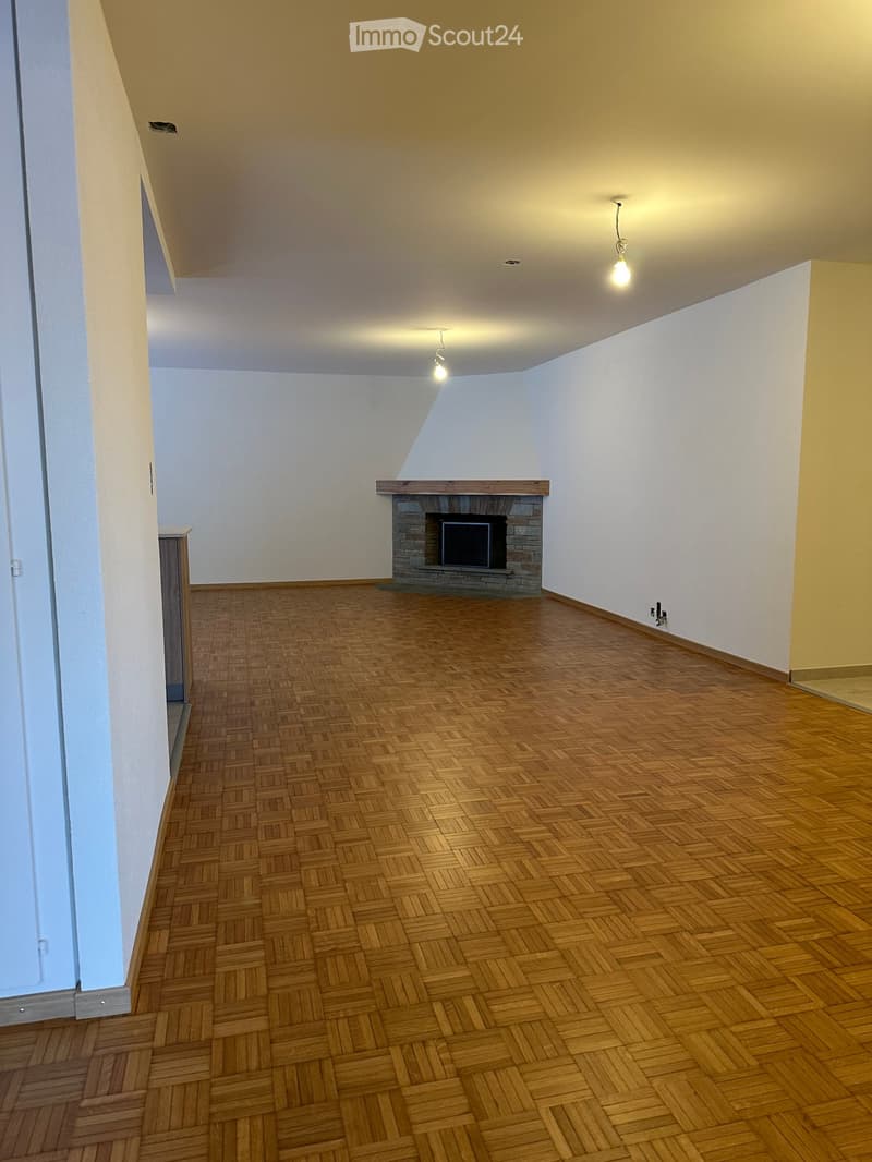 Magnifique appartement à louer à l'année, entièrement rénové, au centre de la station de Montana. (3)