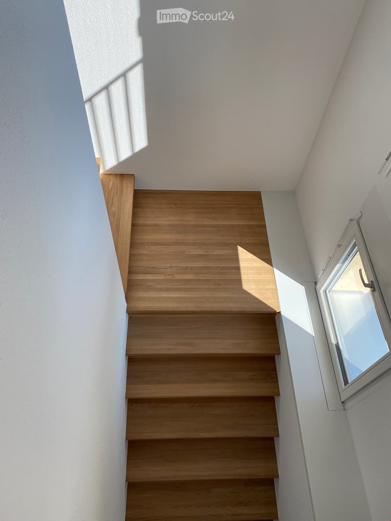 Innentreppe (Eiche) führt vom Eingang mit Garderobe ins Dachgeschoss