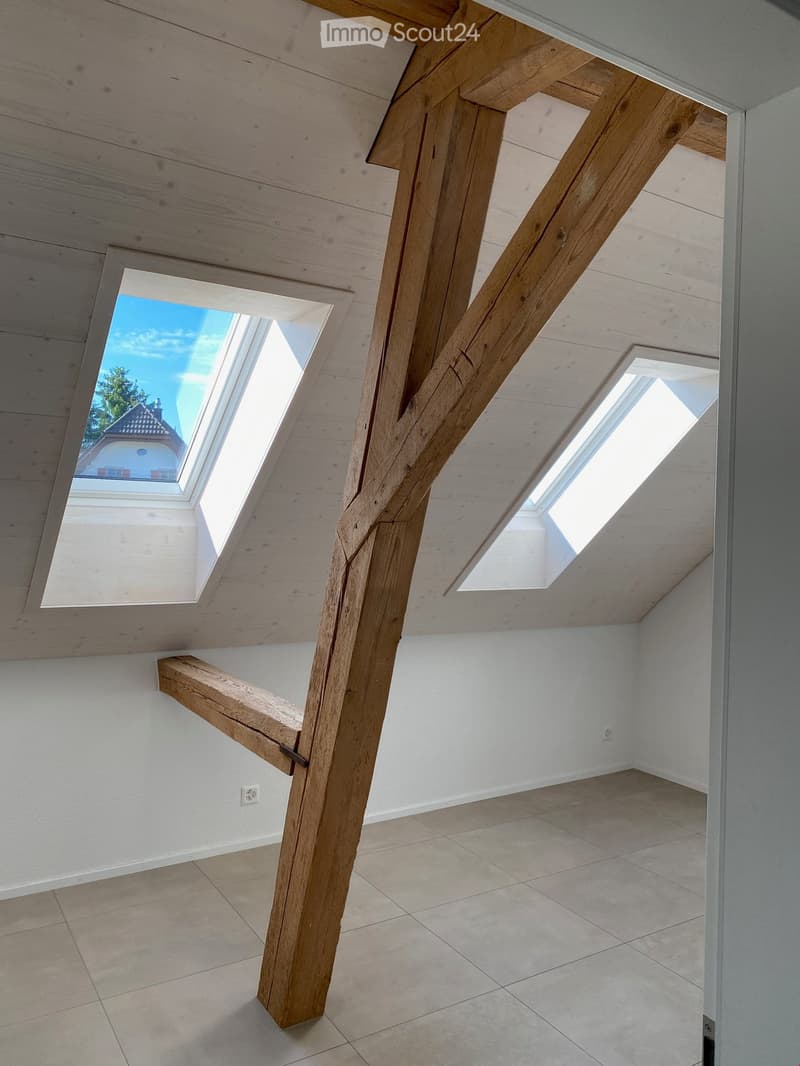 Schlafzimmer (Dachfenster mit elektrischer Sonnenstore)