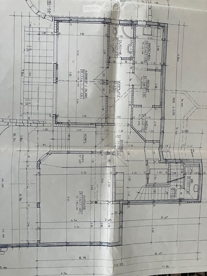 Floor plan showing a house layout with labeled rooms including entrance, living room, kitchen, bedrooms, bathrooms, garage, and other spaces.
