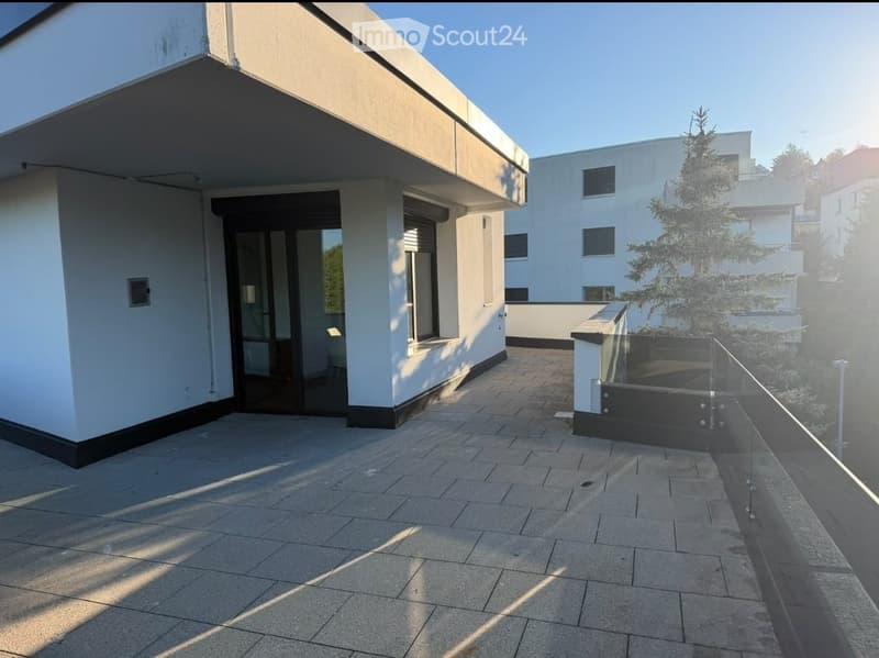 {"|type": "Balcony / Terrace", "|objects": [], "|description": "Modern balcony with tiled flooring, glass railing, and adjacent building entrance.", "|localized_descriptions": {"EN": "Modern balcony with tiled flooring, glass railing, and adjacent buildin