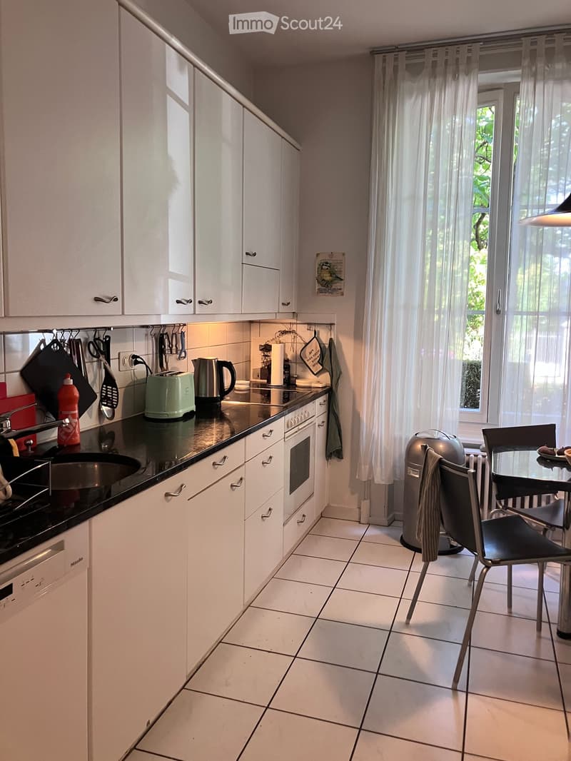 {"type": "Kitchen", "objects": ["sink", "faucet", "oven", "dishwasher", "toaster", "kettle", "cutting board", "frying pan", "oven mitt", "oven gloves", "oven mitt", "oven gloves", "oven mitt", "oven gloves", "oven mitt", "oven gloves", "oven mitt", "oven