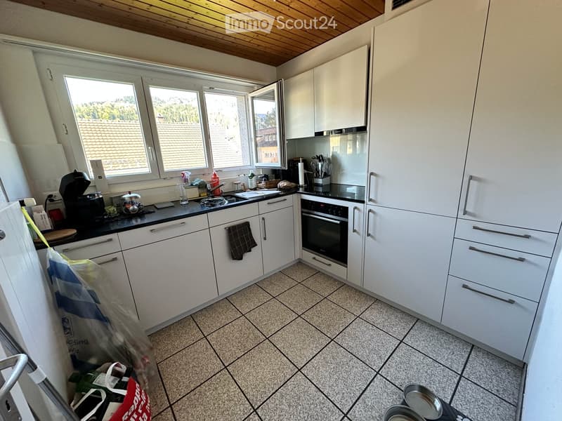 Lichtdurchflutete 3.5-Zimmer-Wohnung mit Südbalkon in Top-Lage mitten im Dorf (2)