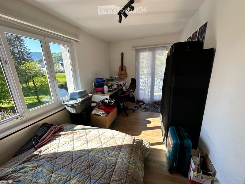 Lichtdurchflutete 3.5-Zimmer-Wohnung mit Südbalkon in Top-Lage mitten im Dorf (4)