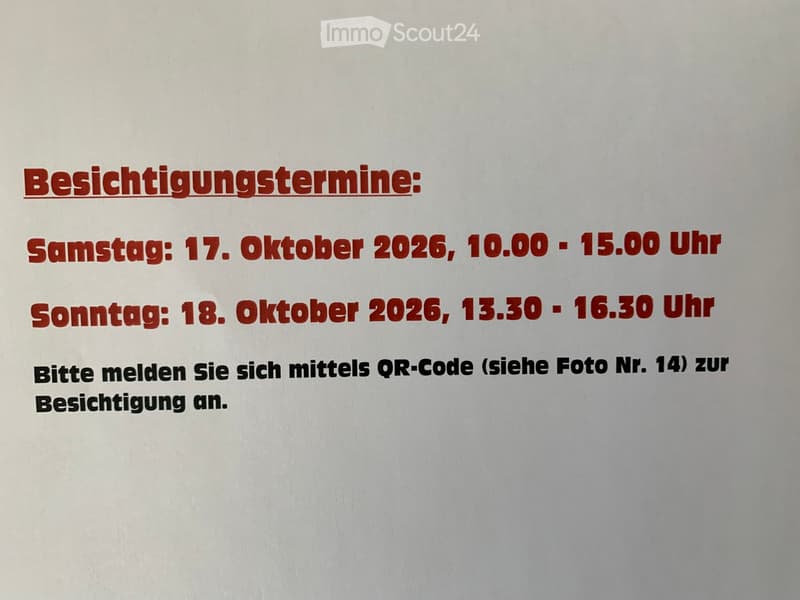 A plain wall with printed text in German indicating viewing dates and times for Saturday and Sunday, October 17-18, 2026, and a note to register via QR code.